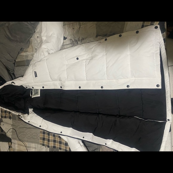 Brand new Levi jacket worn once. Puffer/trench coat  style - Picture 3 of 6